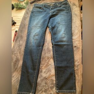 Curvy Jennifer Lopez skinny jeans